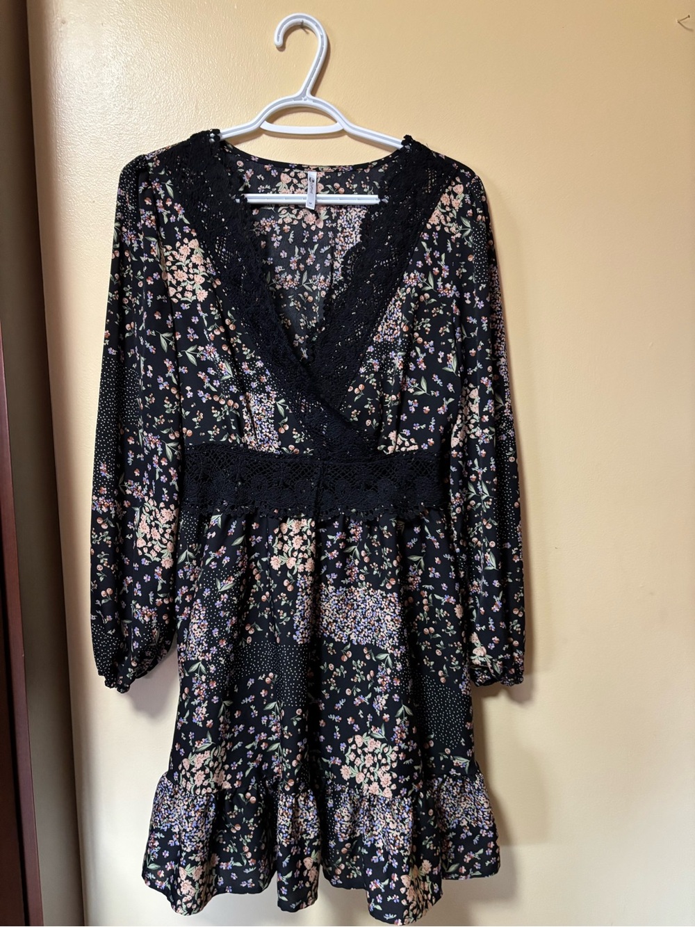 Cupshe Black Floral Lace-Trim Long Sleeve Mini Dress